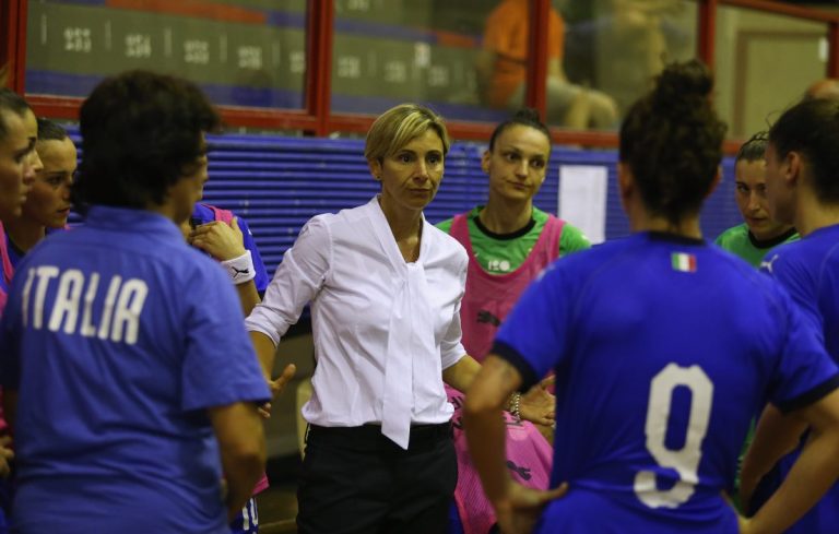 Gli stipendi delle calciatrici non sono minimamente comparabili con quelli dei colleghi uomini e c'è chi vorrebbe parificarli. Ecco perché parliamo di una sciocchezza senza alcun fondamento economico.