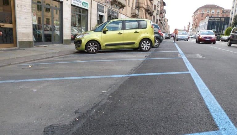 Strisce Blu e parcheggi a pagamento: casi in cui è possibile annullare la multa e chiarimenti sul principio di equivalenza tra aree di sosta con strisce bianche e blu.