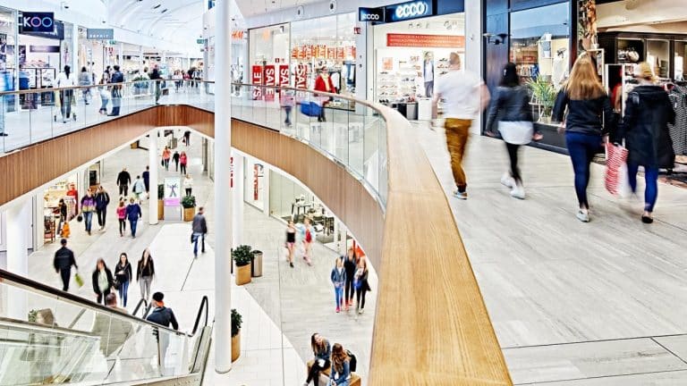 Centri commerciali, piccoli negozi, città principali e periferie. Il mondo del commercio è in subbuglio con la pandemia, che sta accelerando la trasformazione già in corso da anni.