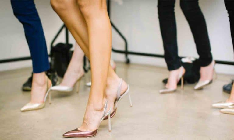 I tacchi in casa disturbano i vicini di sotto? Quando si può chiedere il risarcimento all'impresa colpevole del mancato o scarso isolamento acustico?