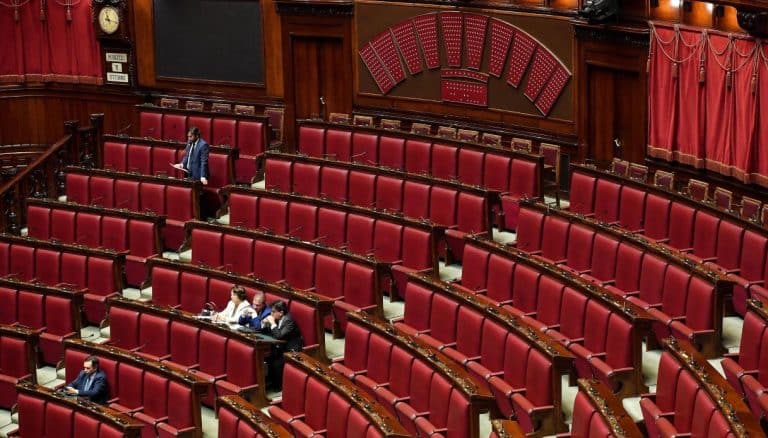 Il taglio dei parlamentari farà risparmiare agli italiani molto meno di quanto credano e il costo dell'operazione rischia di rivelarsi superiore. Ha vinto la "tecnocrazia" sulla rappresentanza popolare.