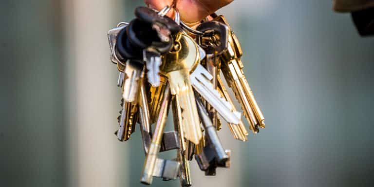 Si possono non pagare Tasi e Imu su una seconda casa in affitto se l'inquilino è moroso? Arriva la sentenza che tutela i proprietari che non incassano.