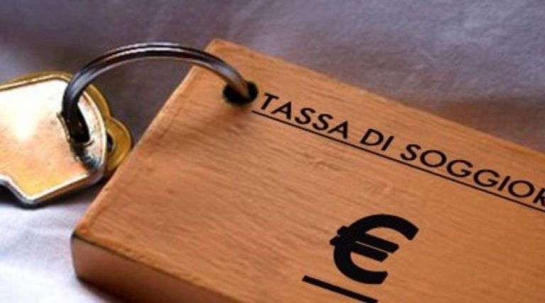 Approvato dalla Camera l’aumento della tassa di soggiorno 2020 sui turisti. Dal prossimo anno si pagherà di più per andare in vacanza.
