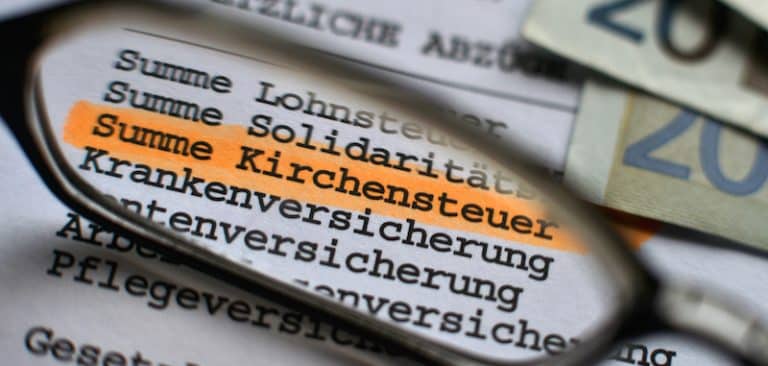 Fa discutere la tassa sulla religione del modello della Germania: ecco perché il fisco tedesco ha chiesto 1,7 milioni di euro a Luca Toni per le sue preghiere