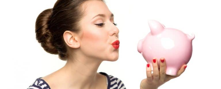 Una tassa rosa sugli acquisti fatti dalle donne: cosa c'è di vero? Quando la paghiamo senza rendercene conto?