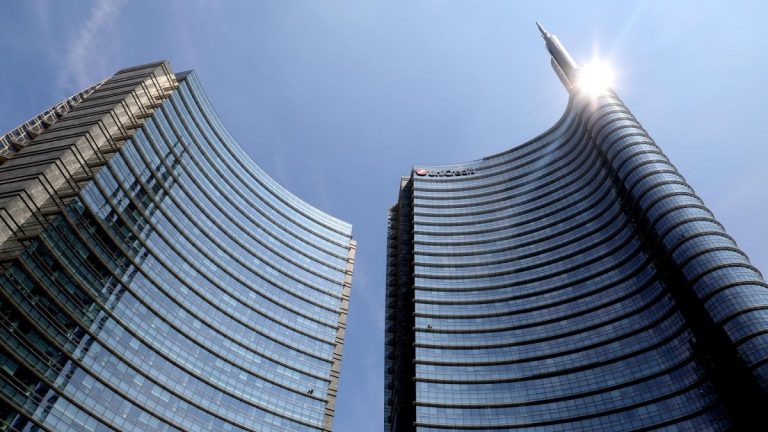 Banca Intesa chiede che i tassi negativi siano eventualmente imposti su decisione "collegiale" e input del governo. L'invocazione arriva dopo che Unicredit ha precisato che colpirà i conti correnti sopra 1 milione di euro.