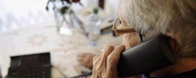 Come vengono trattati fiscalmente i rimborsi riconosciuti ai dipendenti per le spese telefoniche effettuate per l'azienda?