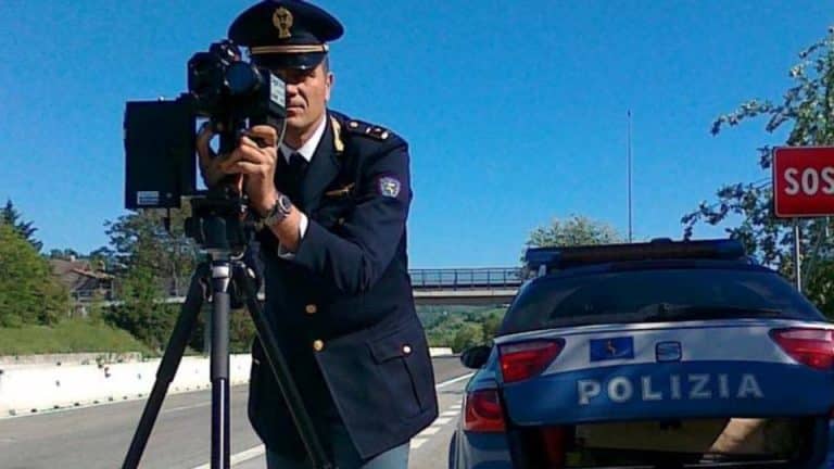 Telelaser: ecco come funziona e quali multe si rischiano con il nuovo strumento dato in dotazione alla stradale
