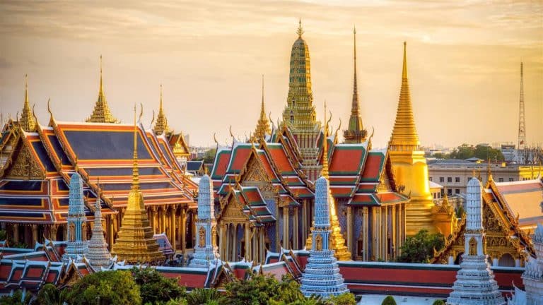 L'economia thailandese sta subendo già un duro colpo dal virus cinese. Il settore del turismo, un traino per tutto il pil, rischia gravi ripercussioni. La banca centrale ha già tagliato i tassi, malgrado il cambio più debole.