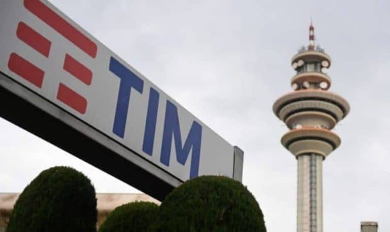 Nazionalizzazione della rete e scorporo dai servizi TIM. L'ex monopolista è contrario e nel governo sale la tensione sul piano grillino.