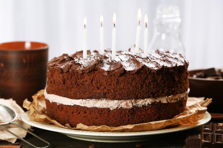 Si può portare la torta di compleanno al ristorante o il proprietario può rifiutarsi o far pagare il servizio per il taglio?