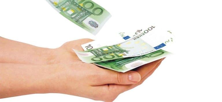 Come si calcola l'imposta delle donazioni in denaro e oltre quale soglia è dovuta? Vediamo quali sono aliquote e franchigia per le donazioni.