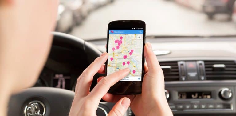 Quali categorie di lavoratori sono esentati dal divieto di uso del cellulare alla guida?