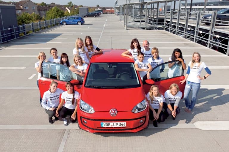 Cosa si rischia se in auto si trasportano troppi passeggeri? Vediamo le multe previste per auto troppo cariche.