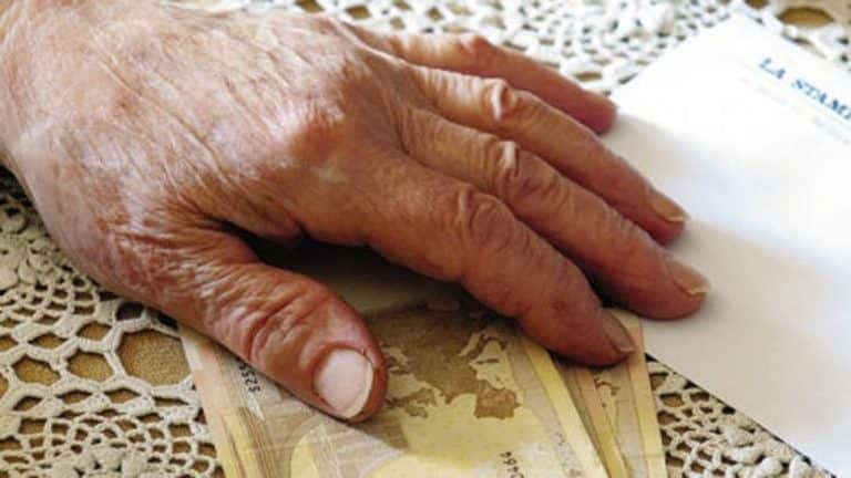 Truffa della colf rumena: pensionato a Roma vittima di un raggiro dona soldi e casa. Attenzione ai campanelli d'allarme: ascoltiamo gli anziani soli.