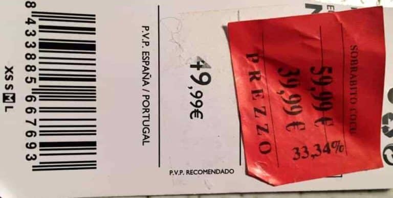 Saldi truffa: prezzi maggiorati sul cartellino, così si annulla il risparmio. Ma arriva una sentenza storica che pone fine alla pratica scorretta. Ecco il primo negozio (famoso) sanzionato.