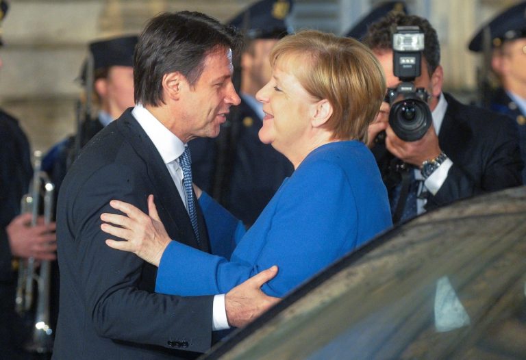 Niente Coronabond, ma ricorso al MES per ottenere aiuti "condizionati". La Germania non si scompone dinnanzi alle critiche dei partner del Sud Europa e il governo Conte ha cambiato idea sul Fondo salva-stati nel giro di poche settimane.