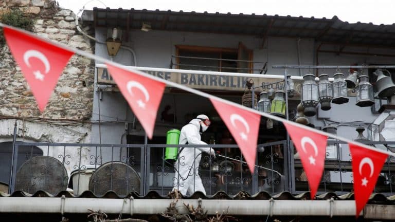 Cambio contro il dollaro risalito sopra quota 7, livello psicologico di riferimento negli ultimi mesi. Gli interventi delle banche non bastano più, forse siamo entrati in una nuova tempesta finanziaria.