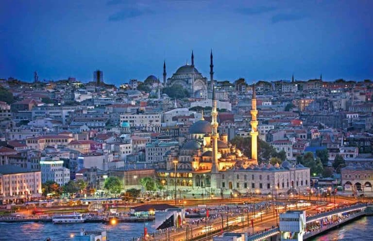 La Turchia è cresciuta oltre le attese nel secondo trimestre, ma le partite correnti peggiorano a luglio. La lira resta debole, anche a causa della crisi politica.