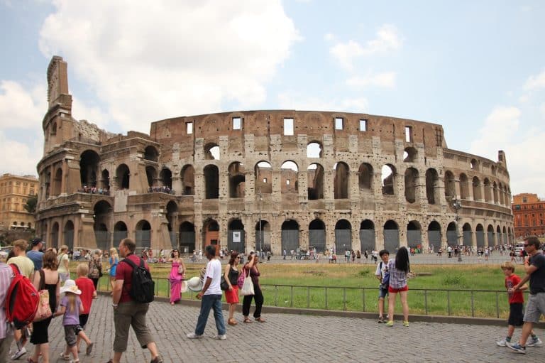 Turisti italiani in vacanza più spendaccioni dei francesi e della media europea, ma meno dei tedeschi. Ecco la classifica con numerose "sorprese".