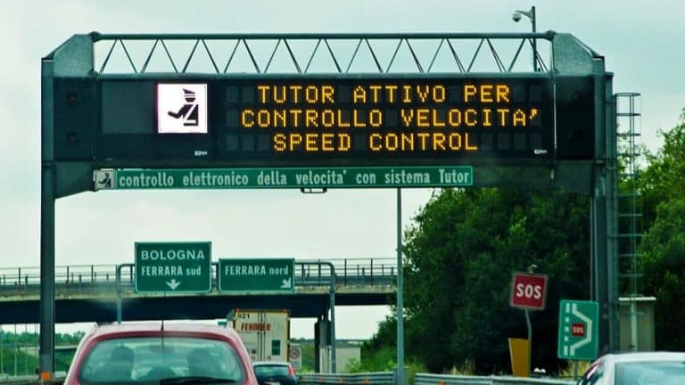 La segnalazione dei controlli della velocità, autovelox fissi o tutor, è obbligatoria. Ma alcuni Comuni sembrano aver trovato una strategia nella scrittura dei cartelli che distrae gli automobilisti.