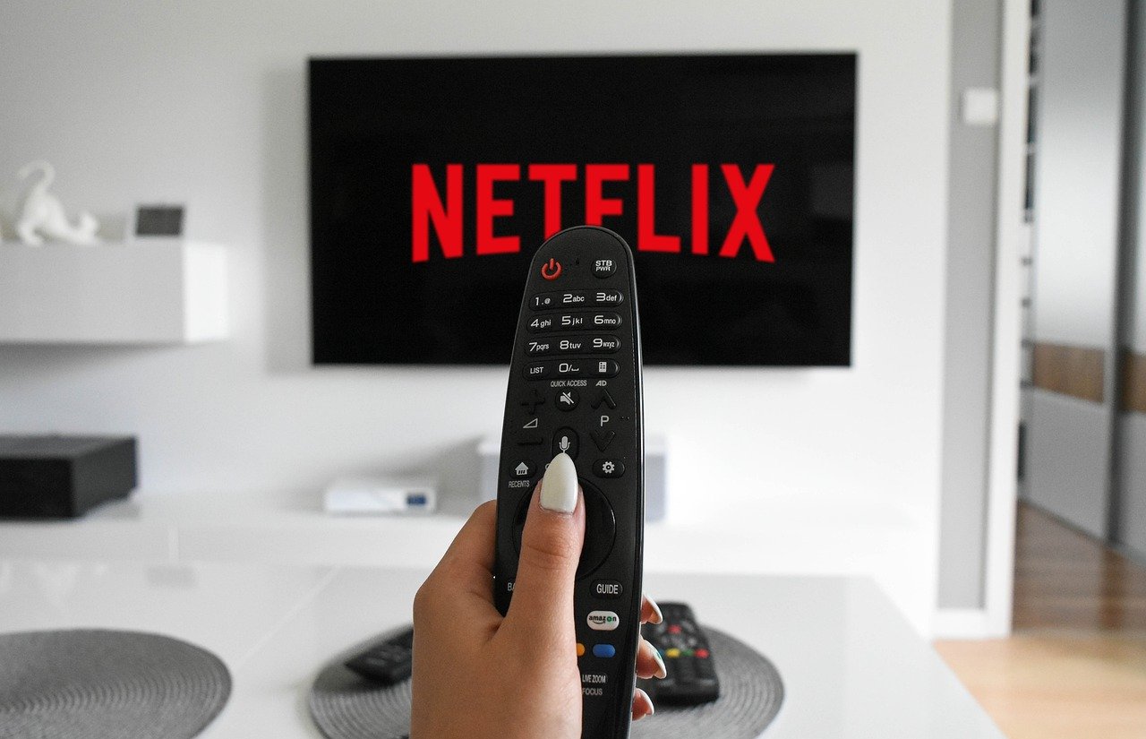 Quanto costano oggi Netflix, Sky e DAZN? Le offerte del momento