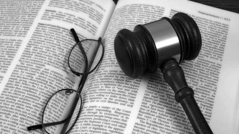 Contro l'usucapione ci si può difendere o prima dello scadere dei 20 anni di utilizzo o, se nuovi acquirenti, attraverso causa di evizione.