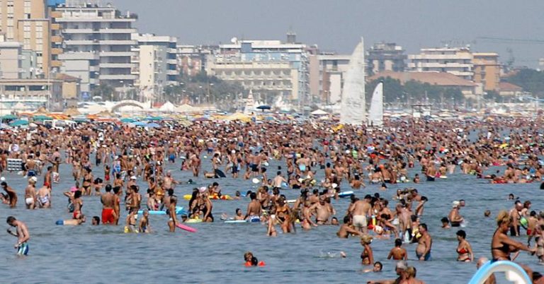 Più italiani e stranieri scelgono l'Italia come meta per le loro vacanze estive. L'allarme terrorismo gioca in nostro favore, ma non è solo quello ad attirare all'estero.