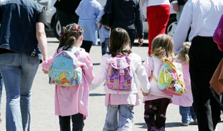 Chi non è in regola con l'obbligo di vaccini per i figli perde il diritto al reddito di cittadinanza?