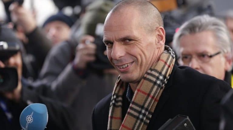 Il ministro dell'Economia greco, Yanis Varoufakis, ha attaccato ieri Mario Draghi, sostenendo che egli toglierebbe il fiato al governo di Atene. In realtà, la BCE è determinante per la sopravvivenza finanziaria della Grecia.