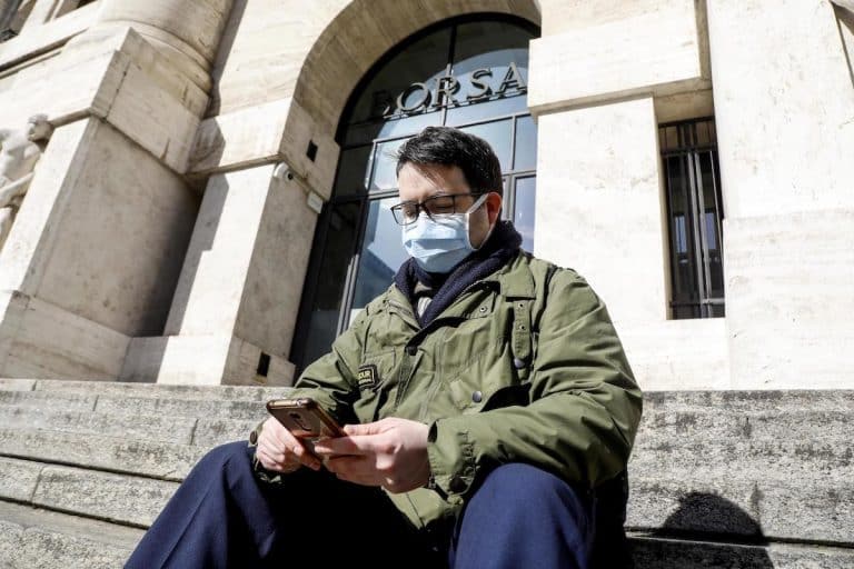 Consob valuta il divieto per lo "short selling", ma ecco perché sinora non ha agito in tal senso e perché la chiusura della borsa, richiesta da più parti, non sarebbe una buona soluzione.