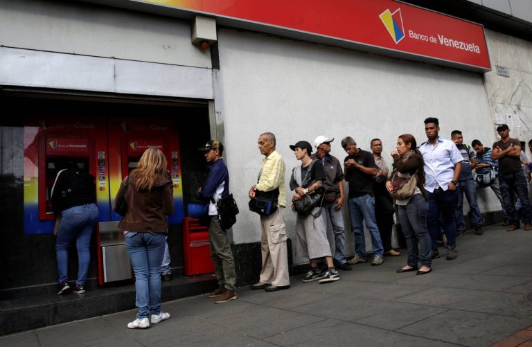 La crisi in Venezuela si arricchisce del ritiro delle banconote da 100 bolivar, che ha già provocato una carenza di liquidità, facendo risalire il cambio sul mercato nero del 17% contro il dollaro in pochi giorni.