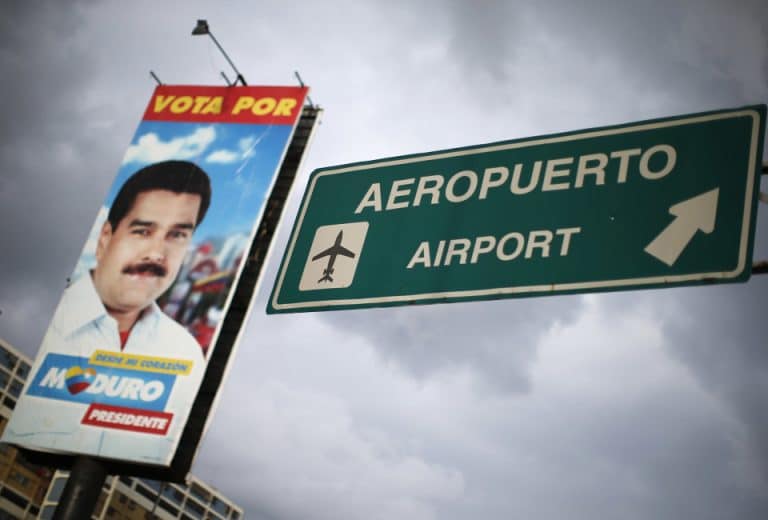 Dopo Lufthansa, anche la maggiore compagnia aerea dell’America Latina, la Latam, ha annunciato che sospenderà temporaneamente i voli da e per il Venezuela, iniziando dalla rotta Caracas-San Paolo ed entro la fine di luglio sopprimendo anche quelle per Santiago e Lima. Alla base dello stop ai voli c’è la crescente difficoltà per le compagnie aeree di tramutare i ricavi prodotti nel paese in valuta straniera. In sostanza, una volta incassati i bolivar dalla vendita dei biglietti aerei, esse non sono più in grado di convertirli nelle divise dei paesi di origine, come dollari, euro, etc., a causa degli stringenti controlli sul