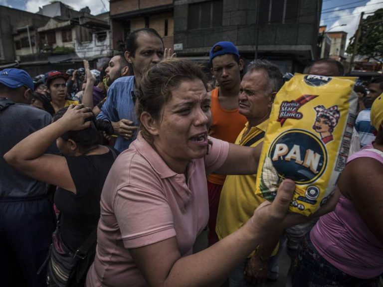 Default in Venezuela molto probabile entro l'anno per Moody's. Il paese sprofonda nella crisi e tra le violenze.