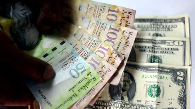 Gravissima la crisi del bolivar, con il cambio al mercato nero salito oltre quota 400 contro il dollaro dal 6,3 ufficiale. Le riserve valutarie sono sempre più basse.