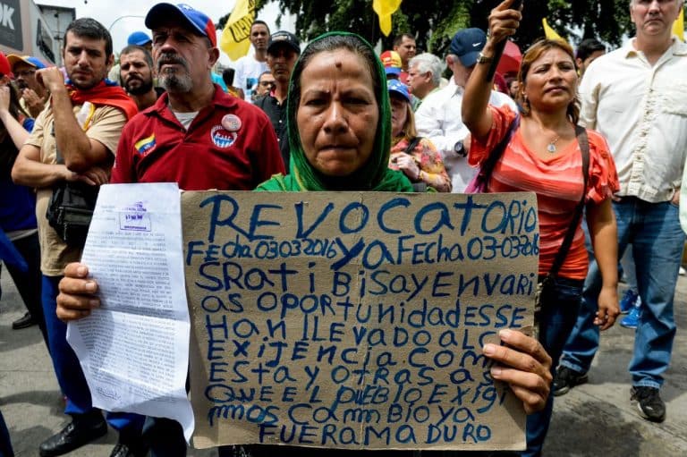Il default in Venezuela è stato allontanato ancora per un po', ma la crisi economica e politica è gravissima. Il bolivar crolla ai nuovi minimi storici sul mercato nero.