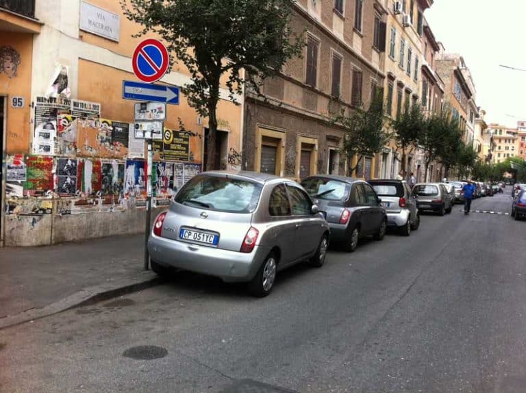 Parcheggiare sui marciapiedi, anche solo con una ruota, non è consentito e comporta, oltre alla multa anche sanzioni.