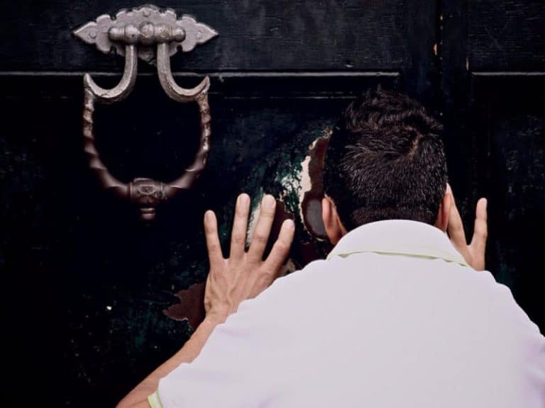 Leggi anti divano ma anche collaborazione dei cittadini onesti: il Movimento 5 Stelle accetta segnalazioni contro chi percepisce il reddito di cittadinanza ma non ne ha diritto.