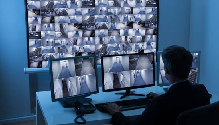 Un funzionario dell'Agenzia delle Entrate, con irremovibile inflessibilità, denuncia la mancanza del pagamento del Canone Rai sul monitor di vigilanza di una banca. L'Agenzia delle Entrate viene condanna a pagare 300 euro di spese di giudizio.