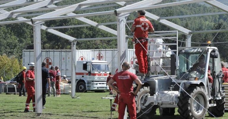 Il Fisco premia chi effettua donazioni, con detrazioni e agevolazioni, in favore delle popolazioni colpite dalla tragedia del terremoto nell'Italia centrale: ecco come.