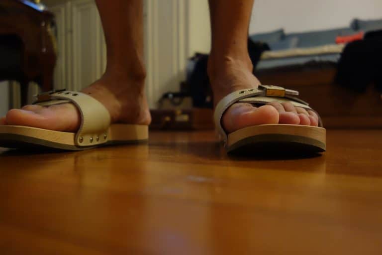 Camminare con gli zoccoli dentro casa: una recente sentenza cambia le carte in tavola in merito al risarcimento danni dei vicini.