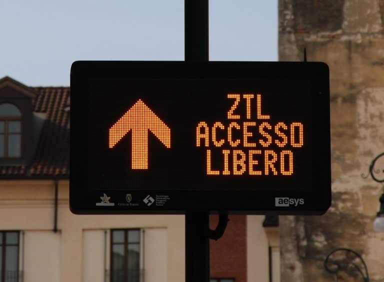 Il permesso disabili per circolare nelle zone Ztl è oggi valido in tutti i Comuni italiani. Al via archivio unico nazionale per le targhe registrate.