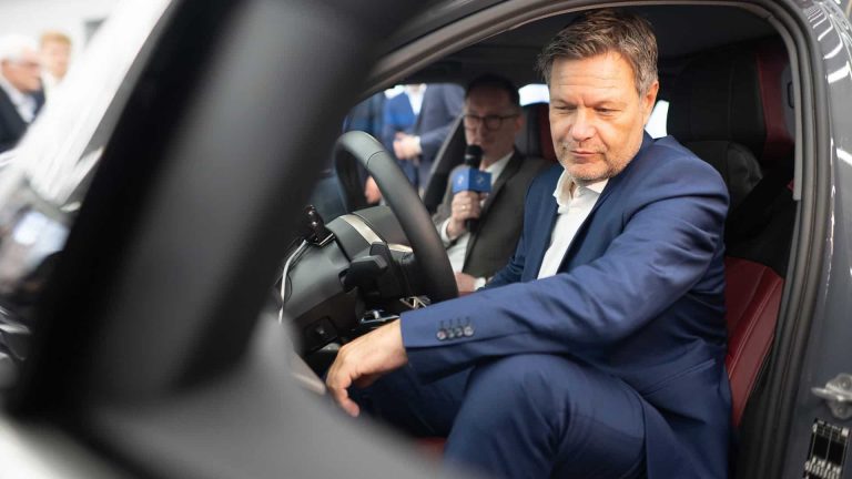 Divieto auto a benzina nel 2035 traballa