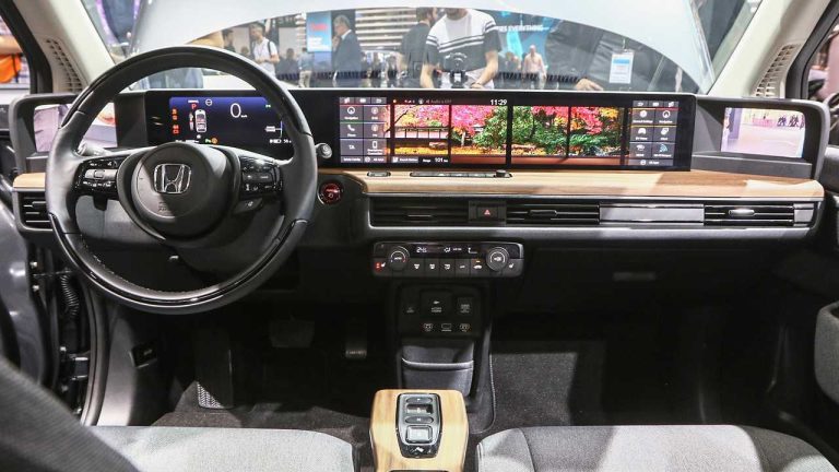 Negli Stati Uniti Stellantis sta testando la pubblicità in auto, ma gli americani non hanno affatto gradito.