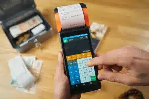 Scontrini solo digitali dal 2026? Cosa cambierebbe davvero per negozi e consumatori