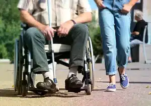 Badante familiare da 4.800 euro, ecco come sfruttare il bonus caregiver per un parente disabile