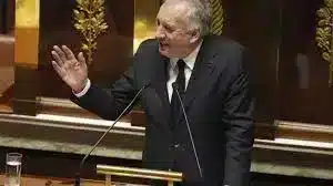 Bayrou punta a risparmi di spesa per 40 miliardi di euro