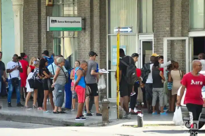 Fila in banca a Cuba lavoro per "coleros"