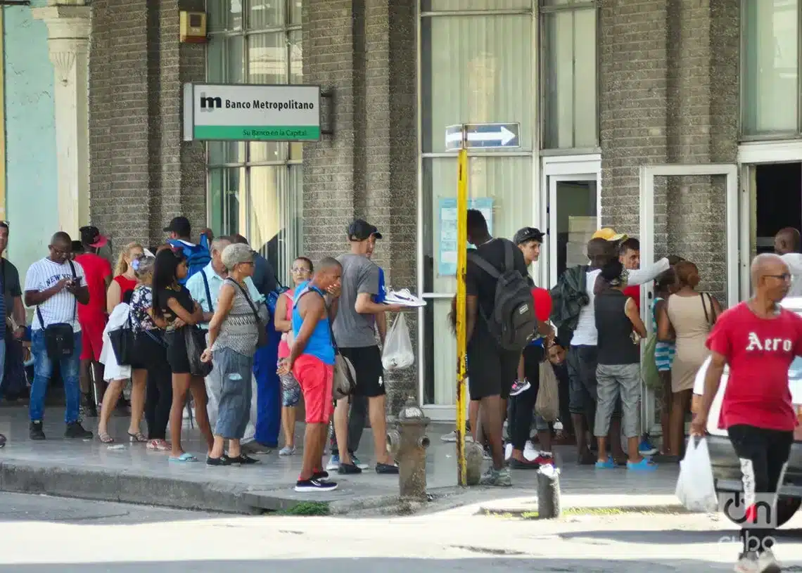 Fila in banca a Cuba lavoro per "coleros"