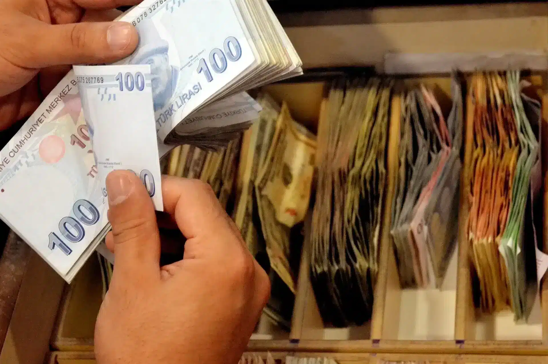 Stangata sui prelievi di depositi in valuta locale in Turchia